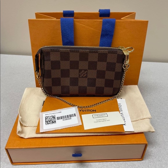 💲8️⃣2️⃣5️⃣❤️MINI POCHETTE ACCESSOIRES                in Damier Ebene❤️ - Picture 3 of 16